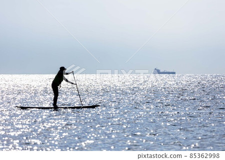 在清爽的微風中在水邊劃風帆 85362998