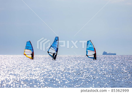 在清爽的微風中在水邊劃風帆 85362999