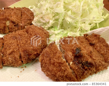 剛炸好的炸豬排放在盤子裡照片素材 85364341