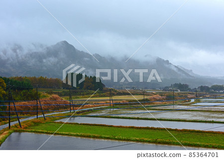 Autumn at the foot of Mt. Aso 85364701
