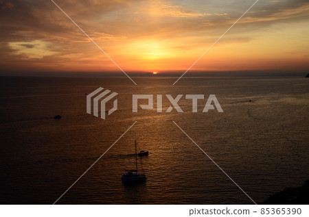 Yacht at sunset 85365390