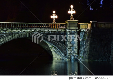 燈火通明的皇居二重橋 燈火通明的皇居二重橋 85366278