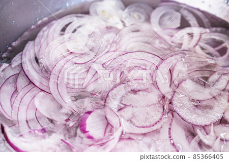 Red onion exposed to water 85366405