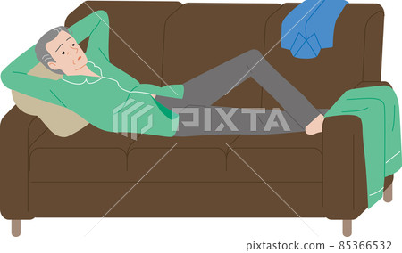 一個昏昏欲睡的老人躺在沙發上。虛弱的跡象 一個昏昏欲睡的老人躺在沙發上。虛弱的跡象 85366532