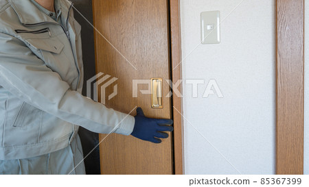 Workers repairing and inspecting doors (sliding doors) Workers repairing and inspecting doors (sliding doors) 85367399