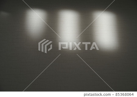 Light shining into the room Dark image Light shining into the room Dark image 85368064