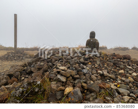 Stone statues of piled stones and Yama-uba (Yamagata Prefecture, Zao mountain range, wasa hut ruins) 85368080