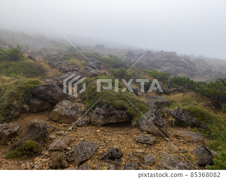 Rocky mountain road surrounded by thick fog (Yamagata Prefecture, Zao Mountain Range, Kumanodake) 85368082