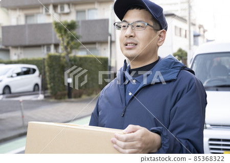 Courier man delivering luggage Courier man delivering luggage 85368322