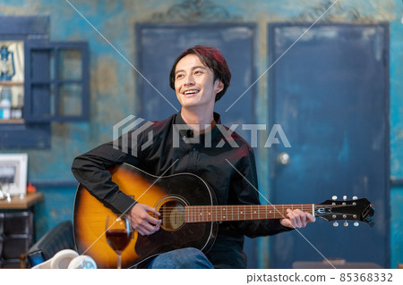 I tried to sing YouTuber who sings while playing the guitar 85368332