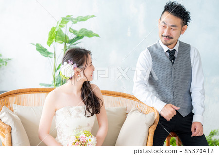 Bride and groom staring at each other 85370412