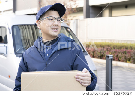 快遞員送行李 快遞員送行李 85370727
