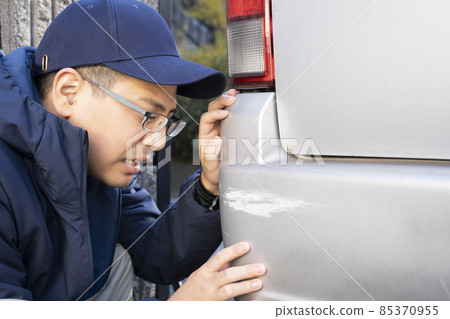 A man who is in trouble because he hurt his car during work A man who is in trouble because he hurt his car during work 85370955