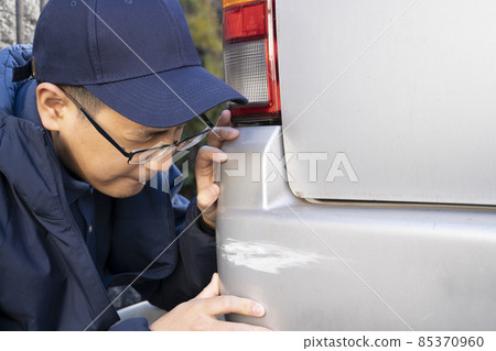 A man who is in trouble because he hurt his car during work A man who is in trouble because he hurt his car during work 85370960