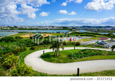 Okinawa's blue sea and sky, Senagajima Observatory / Senagashima Observatory Area (Tomigusuku City, Okinawa Prefecture) 85371452