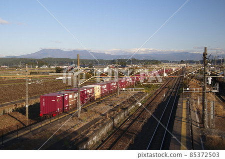 A freight train passing through Kamasusaka Station (in Tochigi Prefecture) A freight train passing through Kamasusaka Station (in Tochigi Prefecture) 85372503