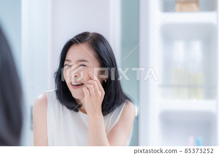 一個在意鏡子裡皺紋的中年婦女 85373252