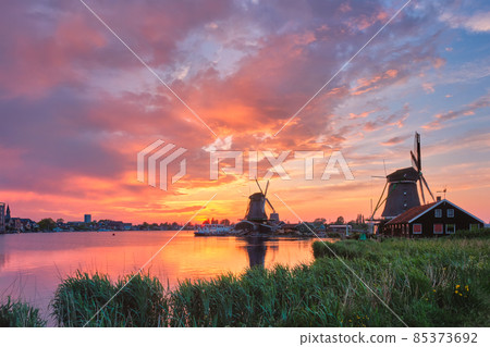 Windmills at Zaanse Schans in Holland on sunset. Zaandam, Nether 85373692