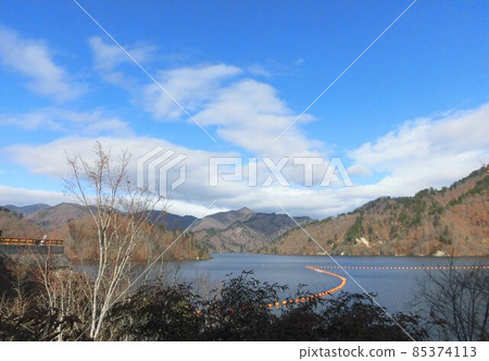 深秋的奧根湖與群山（群馬） 85374113