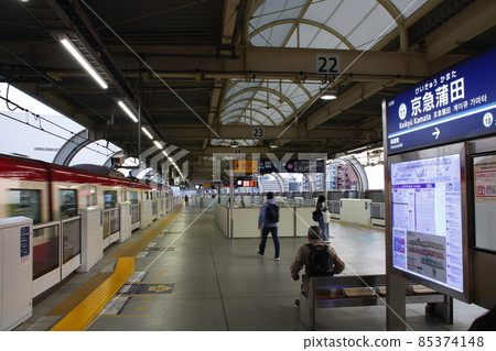 Keihin Kyuko Line: Keikyu Kamata Station Down Platform Keihin Kyuko Line: Keikyu Kamata Station Down Platform 85374148