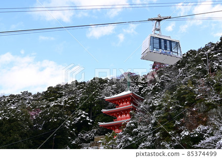 Snow scene and ropeway of Gifu Castle triple tower 85374499