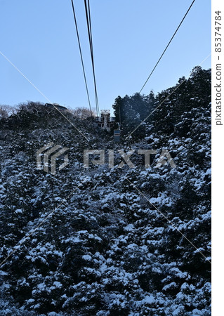 Snow scene of Mt. Kinka, Gifu Castle and view from the inside of the ropeway Snow scene of Mt. Kinka, Gifu Castle and view from the inside of the ropeway 85374784