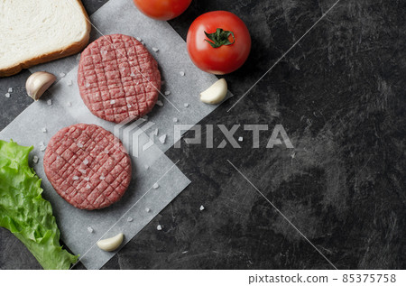 Raw homemade grill beef burgers with salad and tomatoes. 85375758