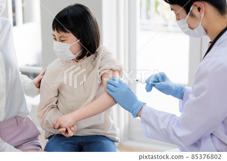 接受新冠疫苗的小學生 85376802