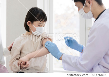 Elementary school girl receiving corona vaccine 85376803