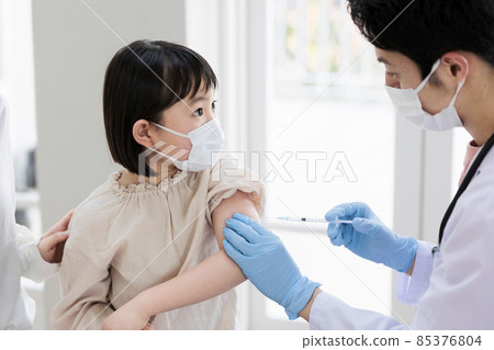 Elementary school girls receiving the new corona vaccine 85376804