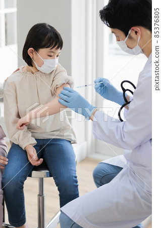 Elementary school girls receiving the new corona vaccine 85376805
