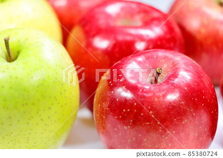 Two types of apple apple up 85380724