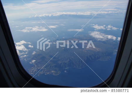 Winter blue sky seen from an airplane (Oshima) 3 85380771