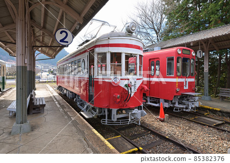 Trains lined up on the platform of the former Meitetsu Mino Station Building (Hirooka Town, Mino City, Gifu Prefecture) 85382376