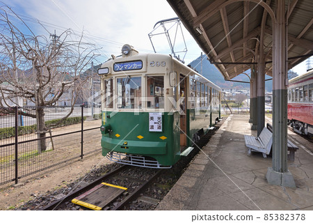 Trains lined up on the platform of the former Meitetsu Mino Station Building (Hirooka Town, Mino City, Gifu Prefecture) 85382378