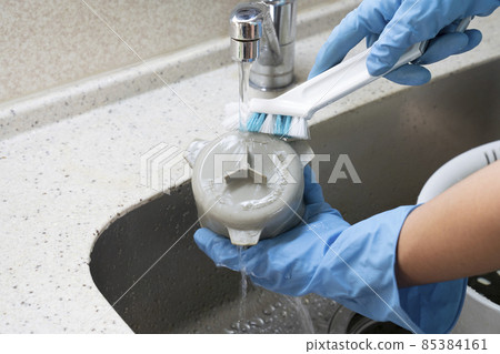 一位男清潔工刷排水管的手 85384161