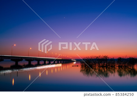 茨城縣名形市霞浦和霞浦大橋的夜景 85384250