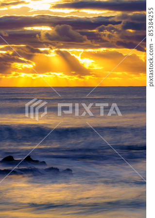 Vertical composition of the sunrise on the Oarai coast in Ibaraki prefecture 85384255