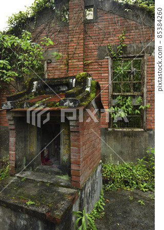 廢墟的紅磚建築和土地公廟宇 85384260