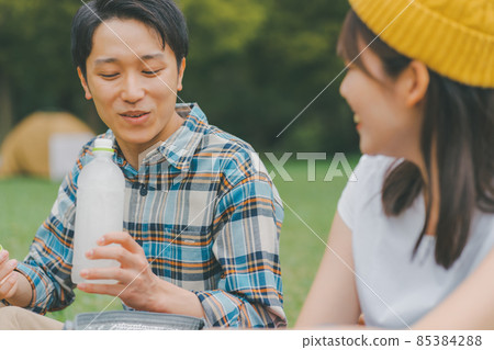 date, heterosexual couple, picnic 85384288