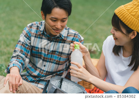 date, couple, picnic 85384302