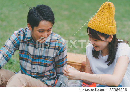 date, couple, picnic 85384328