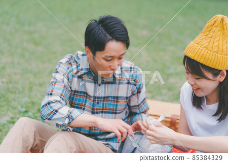 date, couple, picnic 85384329