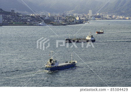 山口縣下關市，從田野浦停車場眺望過關門橋的油輪 85384429