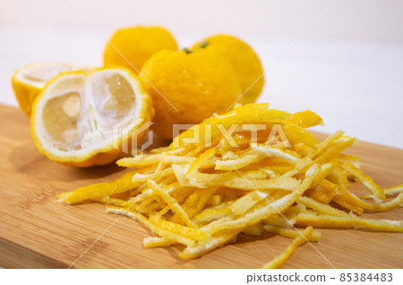 柚子和柚子皮切碎（用於柚子果醬和柚子糖漿） 85384483