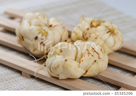 Three yurines on the drainboard 85385206