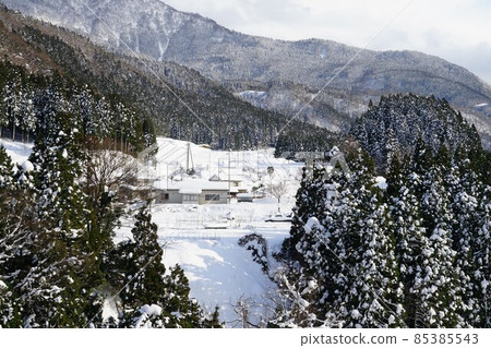 Snow scene around Inotani Station on the Takayama Main Line in Toyama City, Toyama Prefecture 85385543