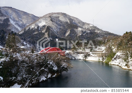 Snow scene of the Jinzu River around Inotani Station on the Takayama Main Line in Toyama City, Toyama Prefecture 85385544
