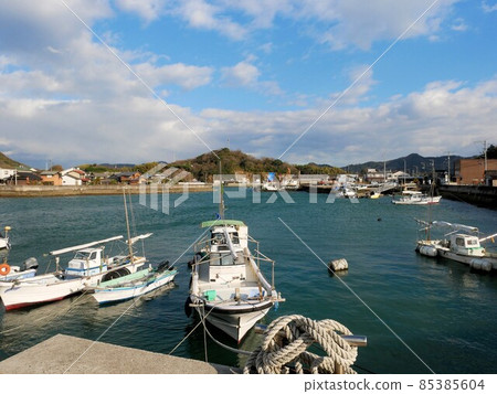 停泊在大西港的漁船（廣島縣大崎上島） 85385604