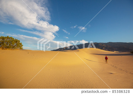 Hike in desert 85386328